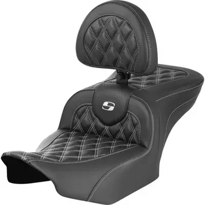 Saddlemen 2024 Harley-Davidson Road Glide Custom FLTRX RoadSofa Seat – with Backrest – Carbon Fiber – Lattice Stitch – White Stitch – FLTR/FLHX ‘23-‘24